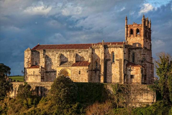 De estilo gótico, la iglesia de Santa María de los Ángeles fue contruida como fortaleza.