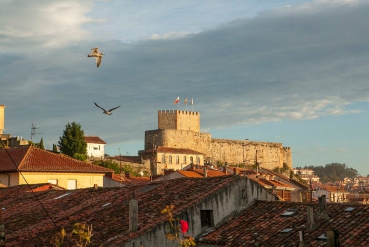 El Castillo del Rey se fusiona con el espolón de roca sobre el que está asentado.