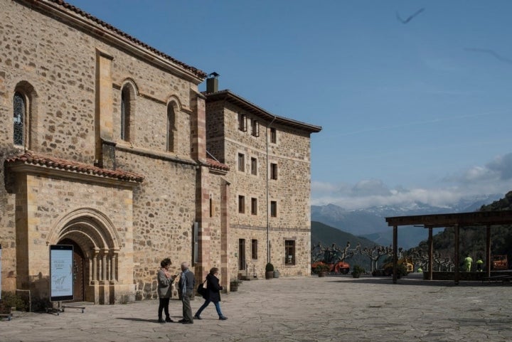 La explanada de Santo Toribio. Al fondo, las máquinas asfaltan para recibir a miles de peregrinos.