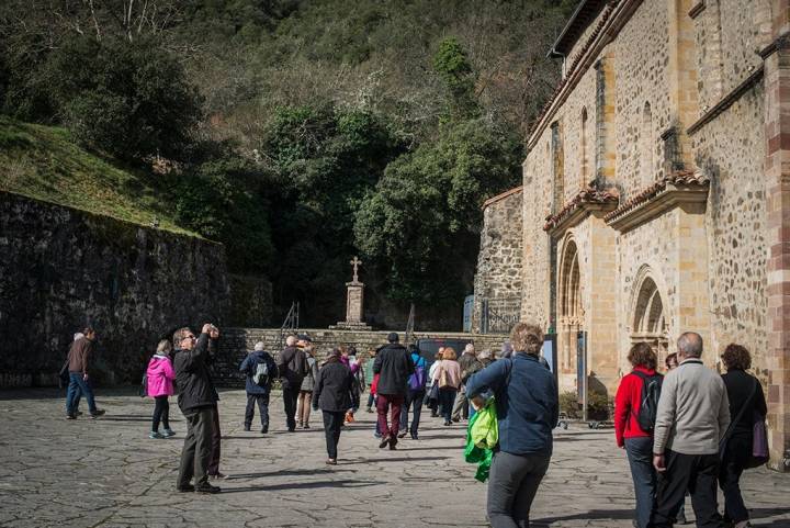 Los turistas se apresuran a entrar el Monasterio. La Puerta del Perdón, la primera a la derecha, abrirá el 23 de abril.