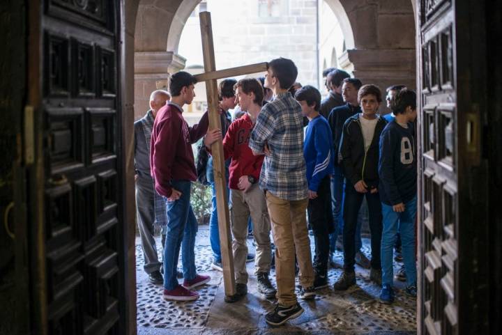 Un grupo de adolescentes en peregrinación y visita histórica antes de la apertura del Año Santo.