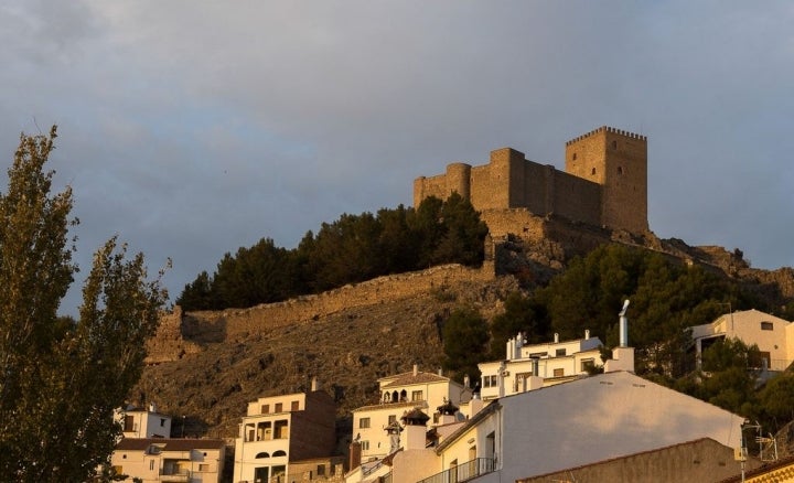 A los pies del castillo se levanta Segura de la Sierra.