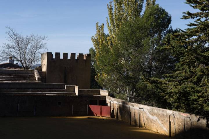 La curiosa plaza de toros rectangular junto al torreón.