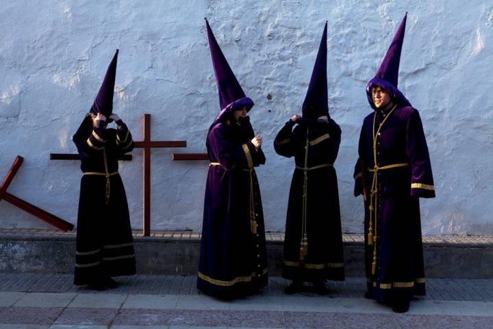 Varios nazarenos de la hermandad de Jesús el Nazareno se preparan para la procesión del Viernes Santo en Almagro.