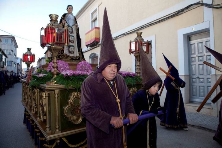 La imagen de la Verónica recorre las calles de Calzada de Calatrava durante la procesión de la “madrugá”.