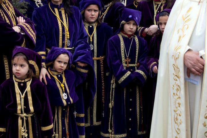 Varios niños de la Hermandad de Jesús de Nazareno de Aldea del Rey asisten durante el Jueves Santo al “prendimiento”.