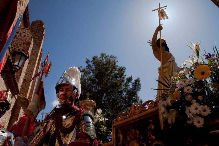 Un armao acompaña la imagen del Cristo Resucitado durante la procesión del Domingo de Resurrección.