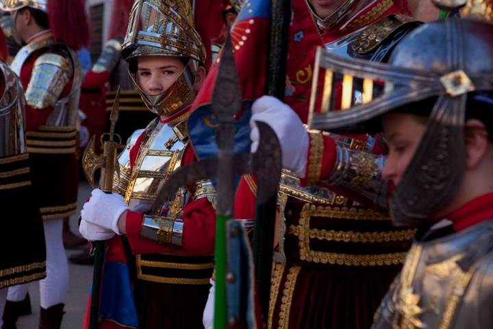 Varios niños pertenecientes a los armaos de Aldea del Rey se preparan para la procesión.
