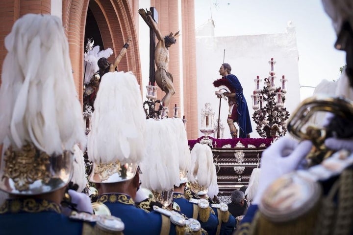 La Banda del Sol espera la salida del misterio de la Hermandad del Cerro del Águila desde su templo. Foto: Ayto. Sevilla