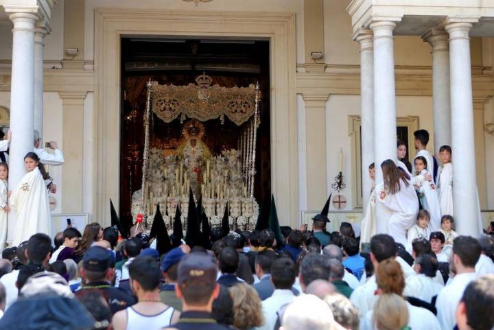 El palio de la Esperanza Macarena entrando en su basílica en la mañana del Viernes Santo. Foto: Ayuntamiento de Sevilla