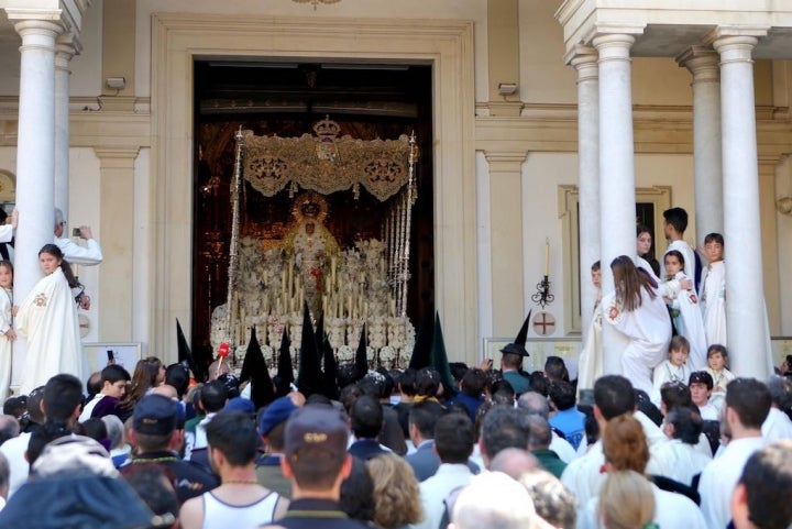 El palio de la Esperanza Macarena entrando en su basílica en la mañana del Viernes Santo. Foto: Ayuntamiento de Sevilla