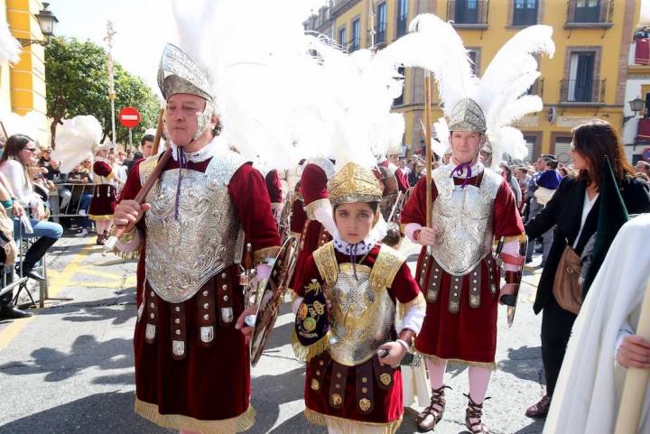 La tradición de los 'Armaos' de la Centuria Macarena es una pasión que pasa de padres a hijos. Foto: Ayuntamiento de Sevilla