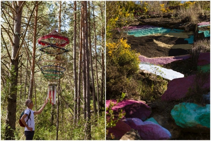 Instalación móvil colgante anclada a grandes pinos.  A la derecha, moles rocosas pintadas de colores.Instalación móvil colgante anclada a grandes pinos.  A la derecha, moles rocosas pintadas de colores.