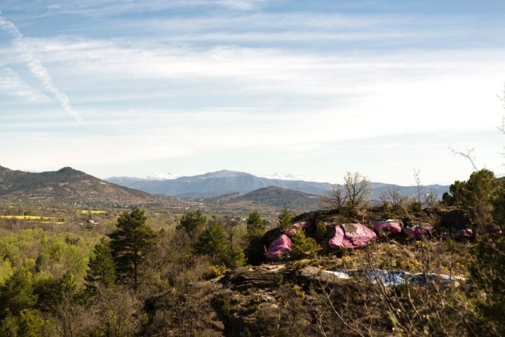 Las piedras pintadas, en primer plato, y al fondo las cumbres nevadas del Pirineo. 