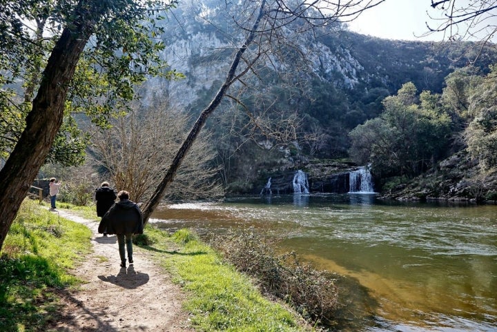 La antigua central eléctrica de Trascudia recibe a los caminantes con dos hermosos saltos de agua.