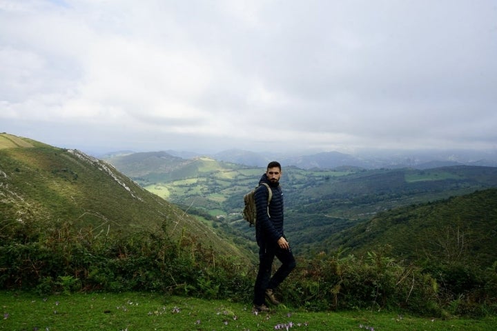 senderista en el camino real de la mesa