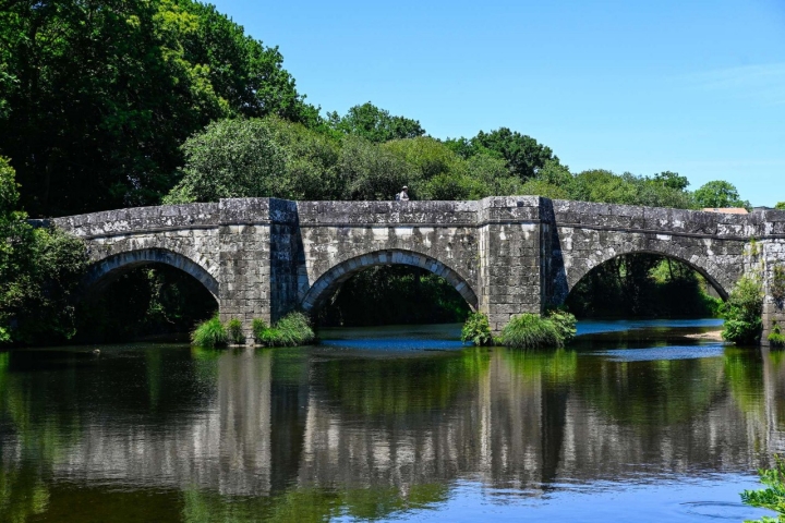 El puente medieval que atraviesa el río es el km 0 de nuestra ruta.
