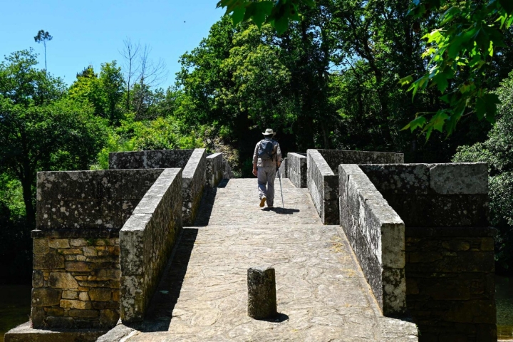 Por este puente transcurría la vía romana XX Per Loca Marítima, dada la presencia de oro en el río Xallas.