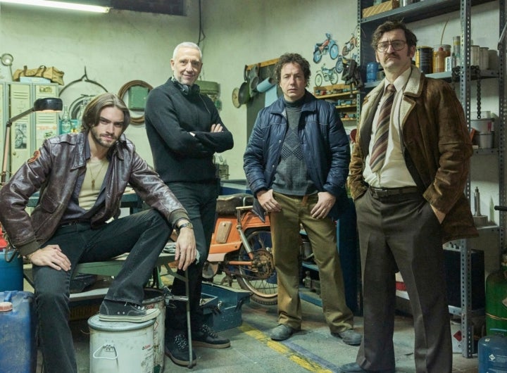 Movistar Plus+ que lleva a la ficción la increíble historia real del secuestro de una estrella del fútbol español por parte de un trío de mecánicos desesperados.