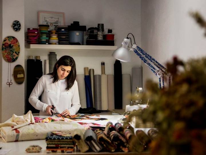 Núria González diseña con telas especiales bolsos y complementos para su tienda, 'Zalez'. Foto: Óscar Romero.