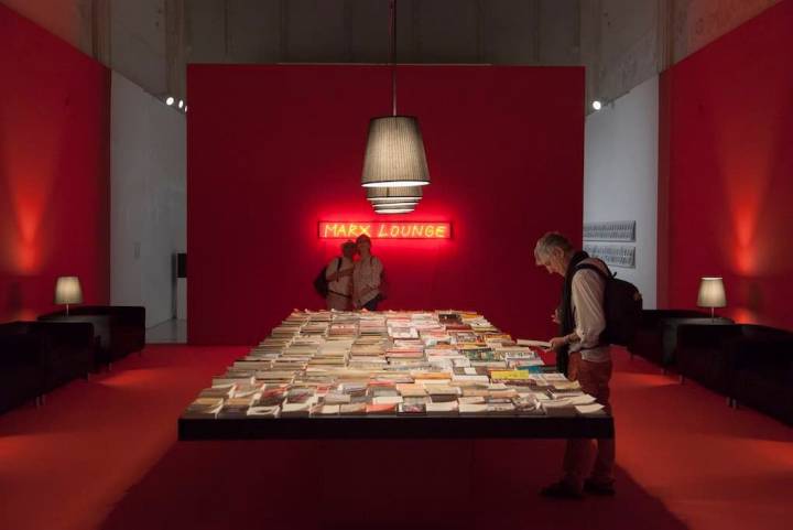 La obra 'Marx Lounge', de la exposición de Alfredo Jaar para el CAAC. Foto: Beto Criado.