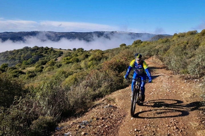 Algunos ciclistas acometen desde el inicio los muchos desniveles de esta ruta.