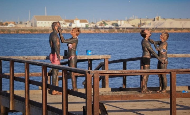 Dos parejas con envolturas de barro en San Pedro del Pinatar, Murcia.