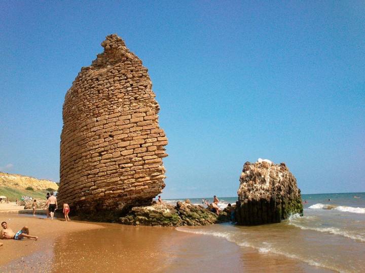En esta playa permanecen unas ruinas de una torre.