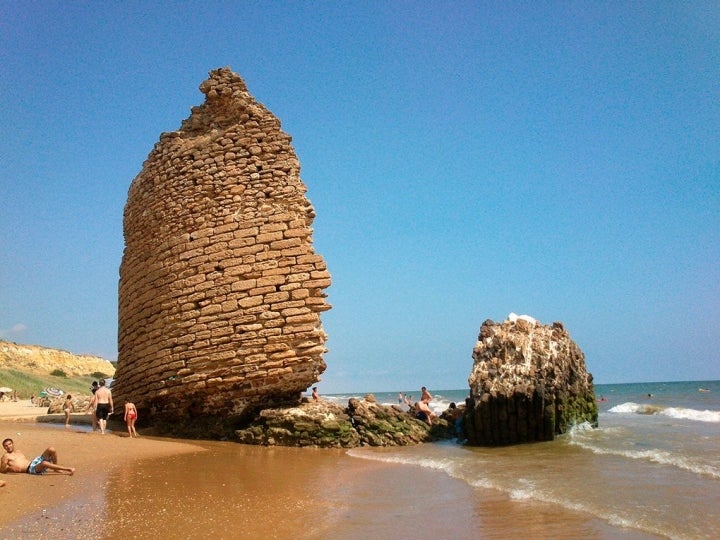 En esta playa permanecen unas ruinas de una torre.