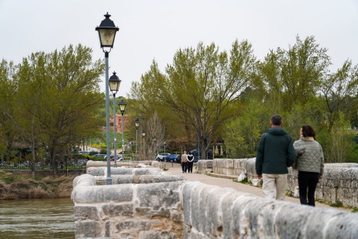 Personas cruzando el puente de Simancas (Valladolid)