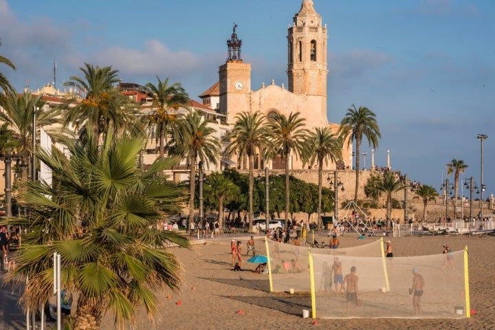 Iglesia de San Bartolomé y Santa Tecla desde la playa de la Fragata