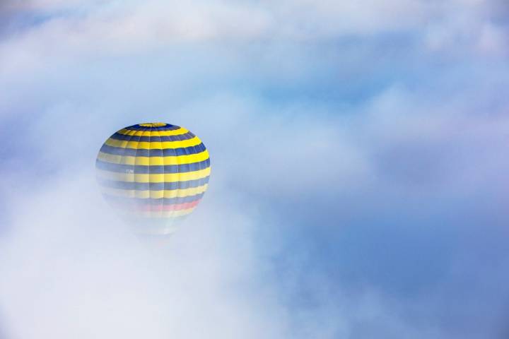 Paseo en globo por Bocairent (Valencia): globo entre las nubes