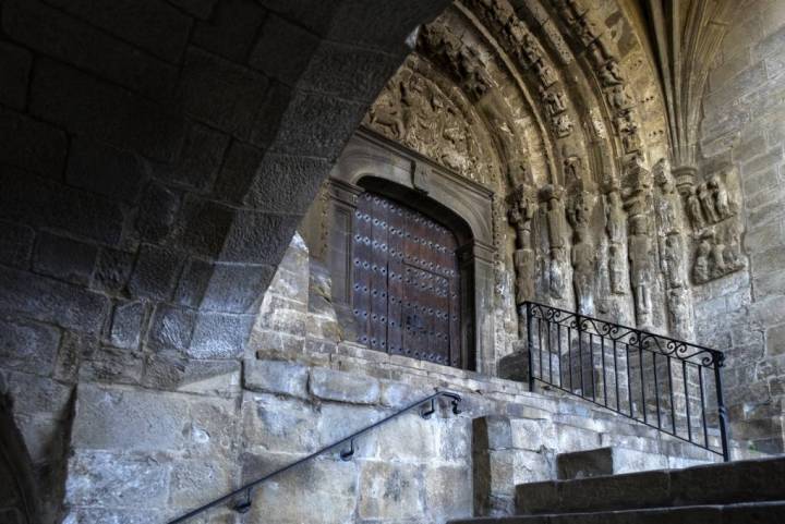 Portada románica del siglo XII de la iglesia de San Esteban.