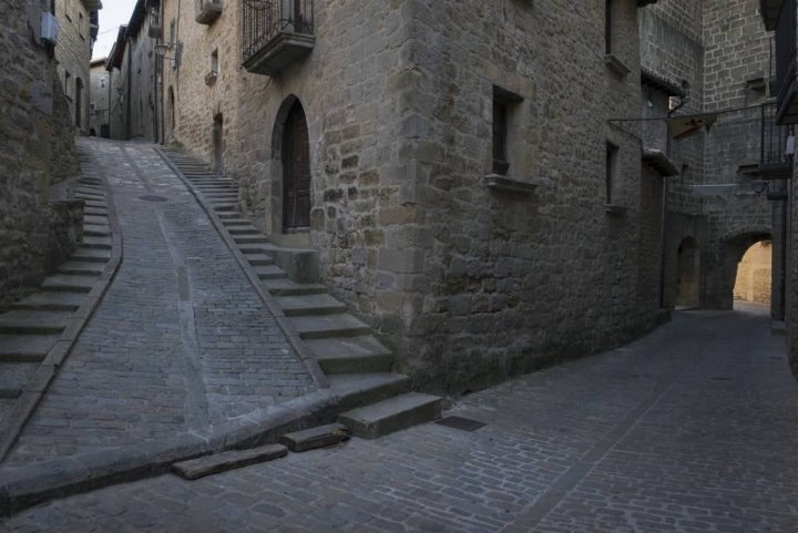 La Puerta de la Reina y subida al barrio judío.