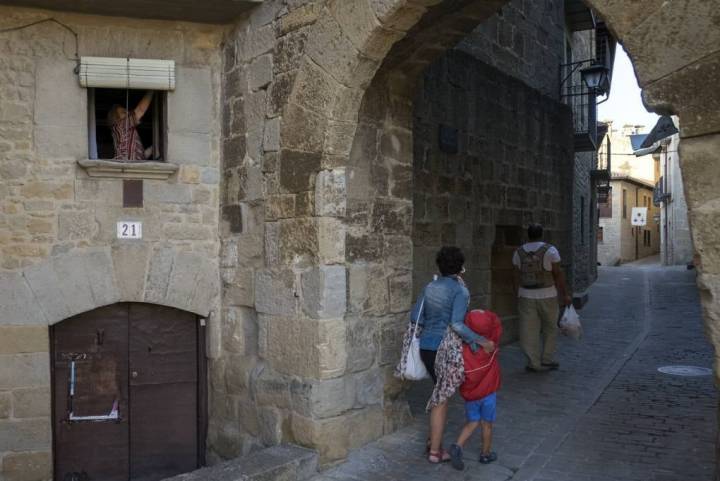 Por esta misma puerta cruzó en 1452 doña Juana Enríquez al llegar a la villa de SOS.