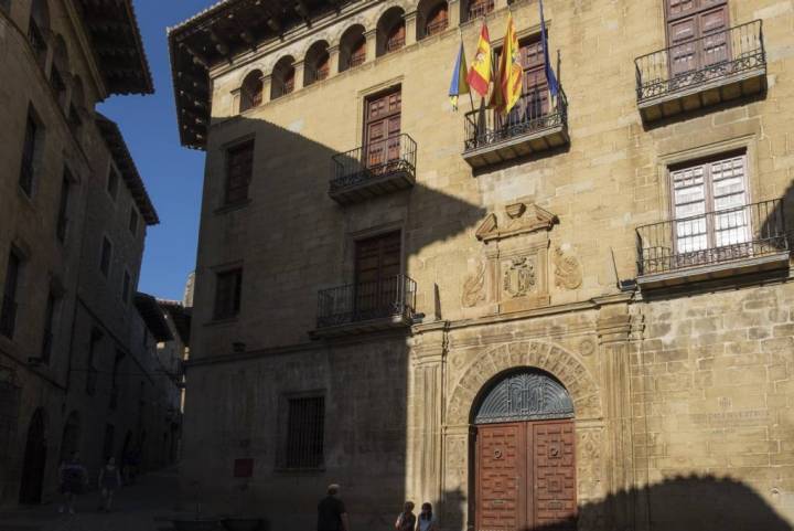 La fachada del Ayuntamiento de SOS, un palacio del siglo XVI de estilo renacentista.
