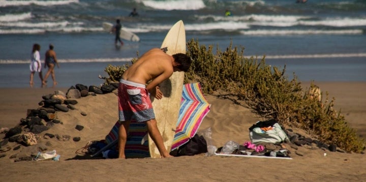 Preparando la tabla para saltar al mar.