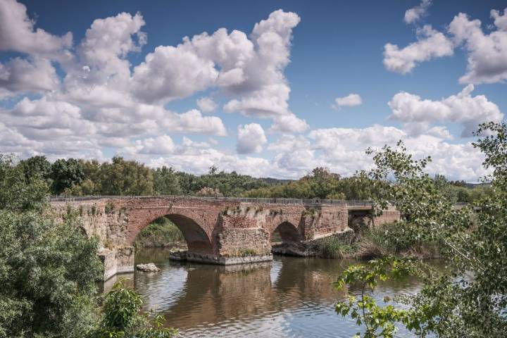 El Puente Romano, conocido popularmente como el de los Remiendos por la cantidad de veces que lo han tenido que reparar.