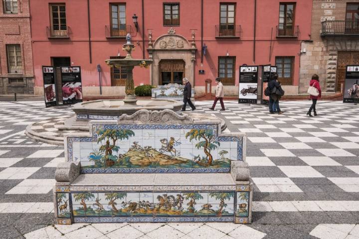 Asiento de cerámica en la Plaza del Pan. La cerámica es protagonista de la ciudad, también en esta plaza donde tuvo su taller Ruiz de Luna.