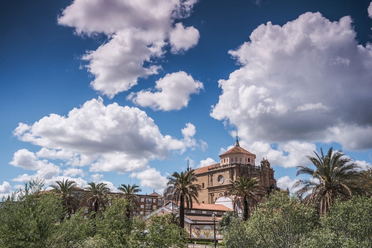 Imagen del Convento de Santa Catalina, de la orden de los Jerónimos, desde el Puente Romano de la ciudad con el cielo lleno de nubes.