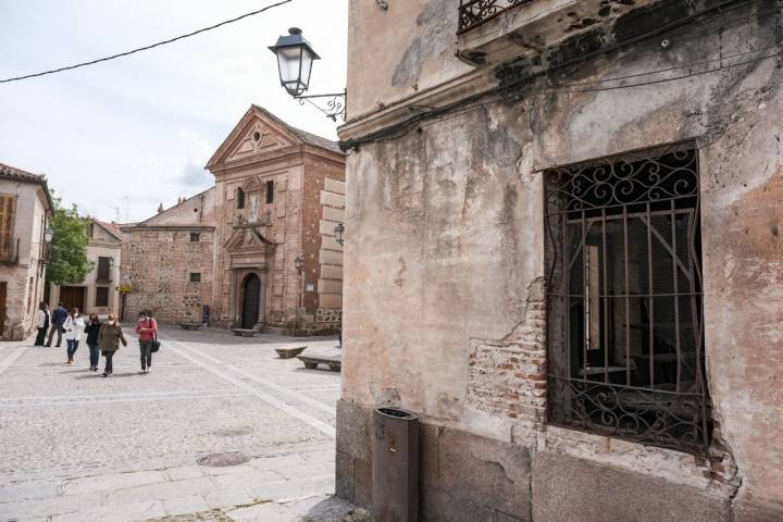 Un grupo de personas pasea por el casco viejo de Talavera, con el Monasterio de la Encarnación al fondo.