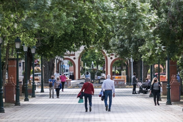 Varias personas pasean por los Jardines del Prado, los más antiguos de Talavera.