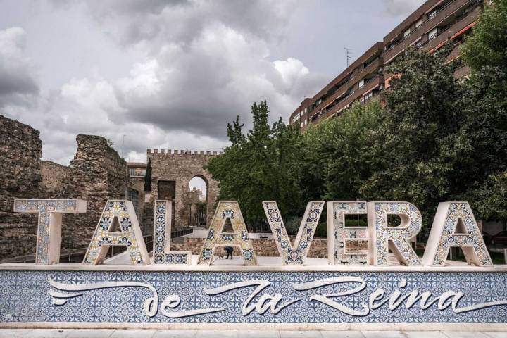 Las letras con el nombre de la ciudad están inspiradas en los lugar donde hay cerámica de Talavera.
