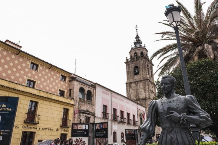 Escultura del escritor de La Celestina, Fernando de Rojas, en la Plaza del Pan.