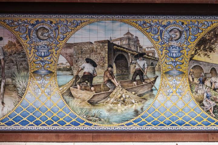 Mural de cerámica homenaje a los pescadores del río, uno de los primeros que se hizo en Talavera.