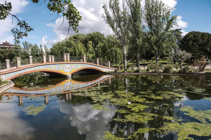 Puente sobre uno de los lagos del Parque de la Alameda, aunque más moderno, no pierde de vista artesanía insignia de Talavera.