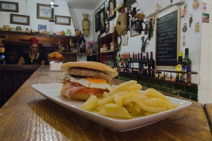 La hamburguesa es un clásico de 'El Ombligo'.