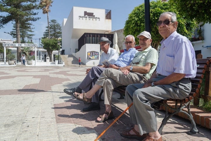 La Alameda es una calle de encuentros para los tarifeños.