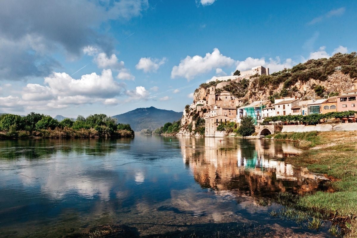 Miravet reflejado en el Ebro.