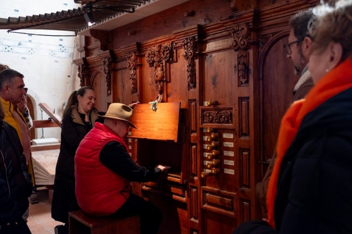 Quién se atreva (y sepa) hasta puede hacer resonar el órgano del templo.